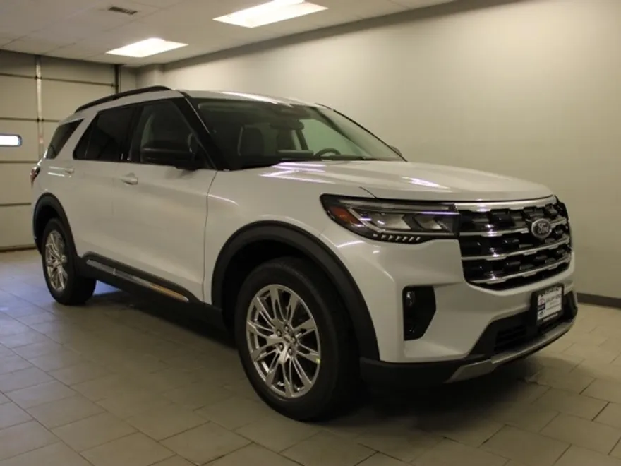 2025 Ford Explorer photo 1