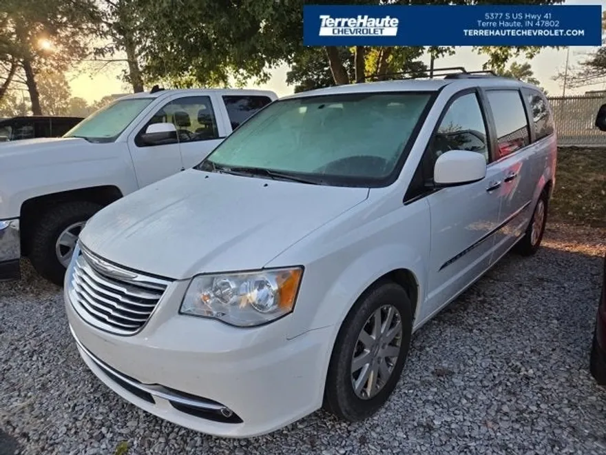 2016 Chrysler Town & Country Touring photo 1