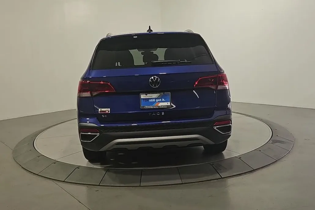 2024 Volkswagen Taos SE photo 1