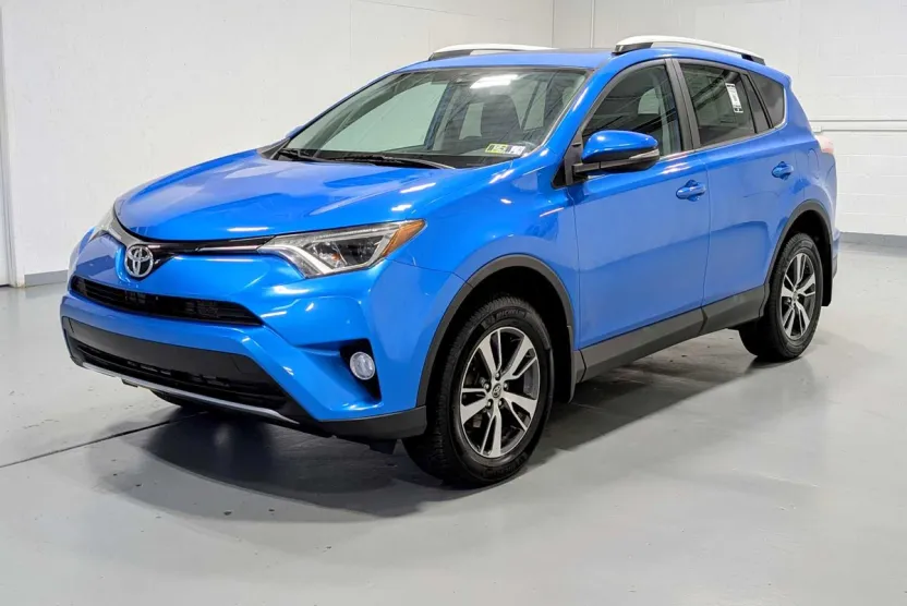 2016 Toyota RAV4 XLE photo 1