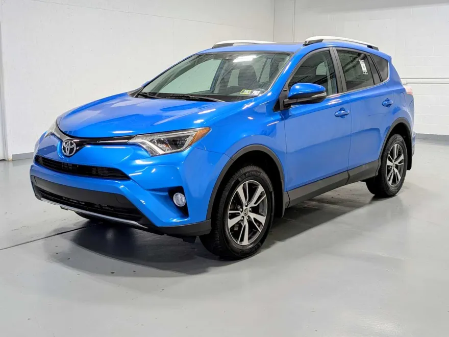 2016 Toyota RAV4 XLE photo 1