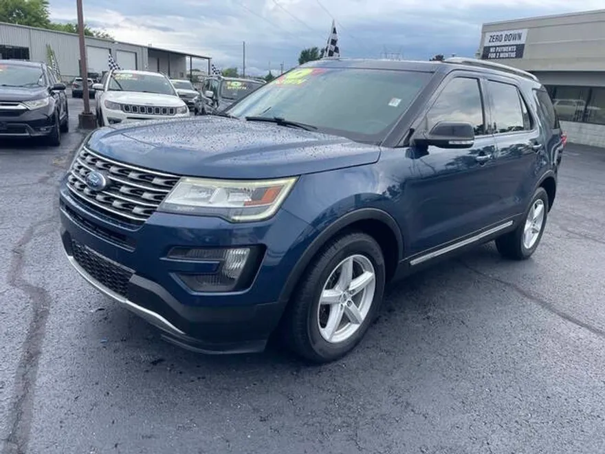 2016 Ford Explorer XLT photo 1