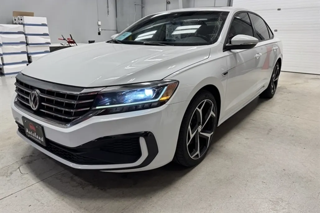 2021 Volkswagen Passat 2.0T R-Line photo 1
