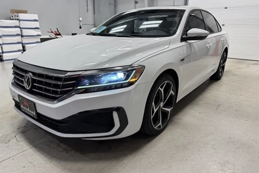 2021 Volkswagen Passat 2.0T R-Line photo 1
