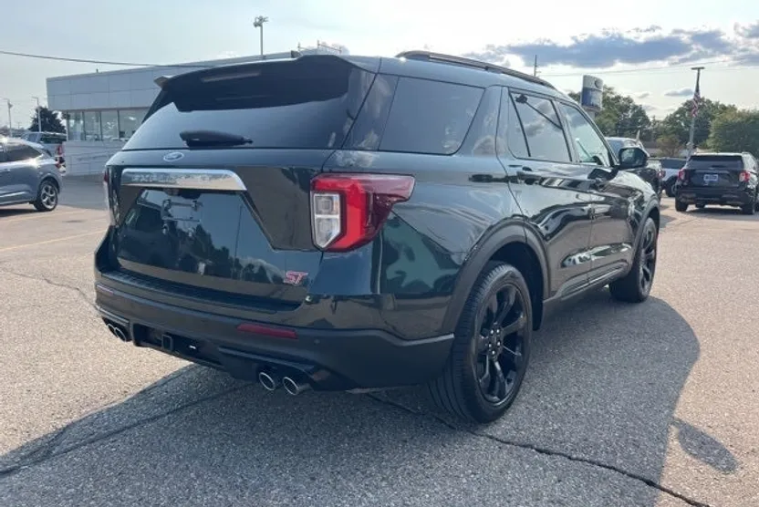2023 Ford Explorer ST photo 1