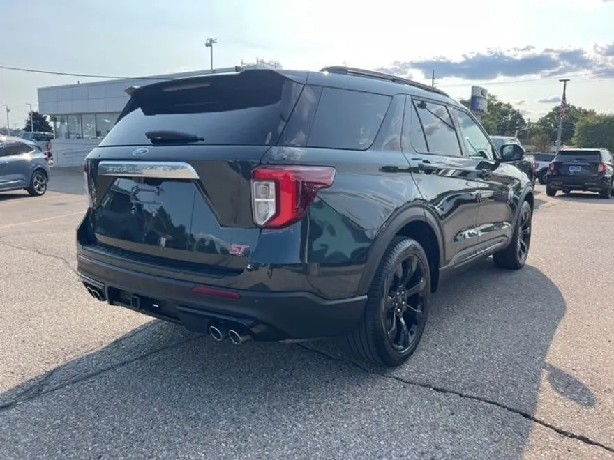 2023 Ford Explorer ST photo 1
