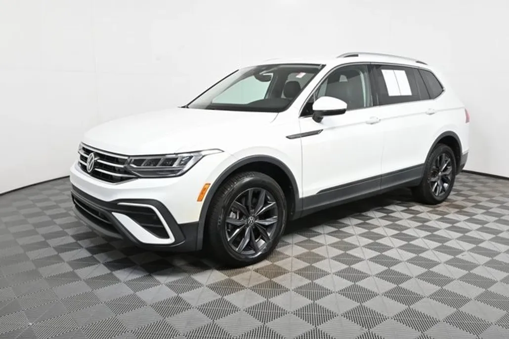 2023 Volkswagen Tiguan SE photo 1