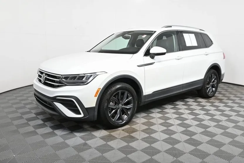 2023 Volkswagen Tiguan SE photo 1
