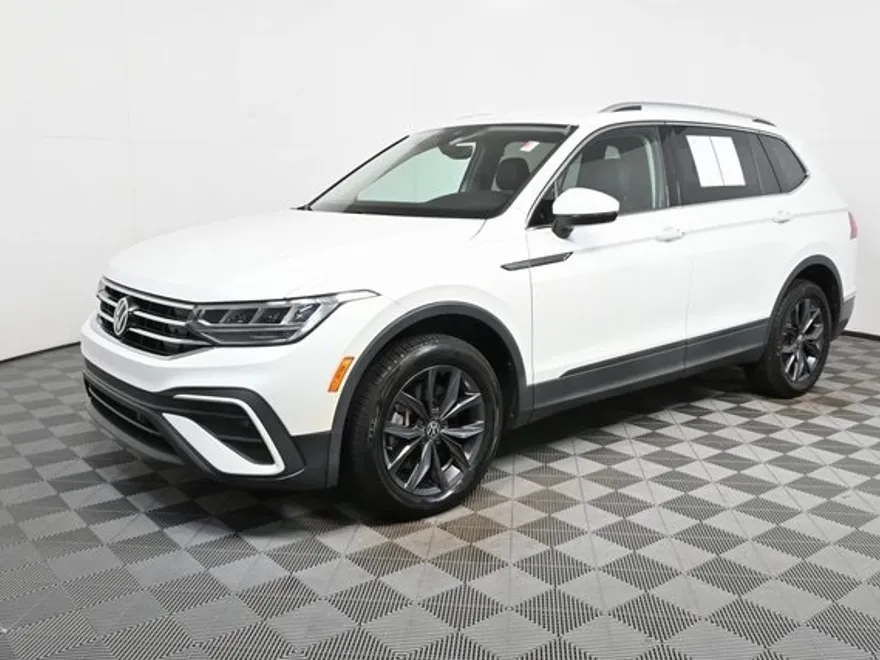 2023 Volkswagen Tiguan SE photo 1