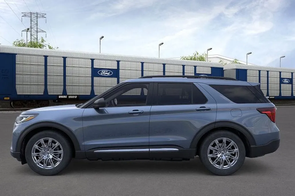 2025 Ford Explorer photo 1