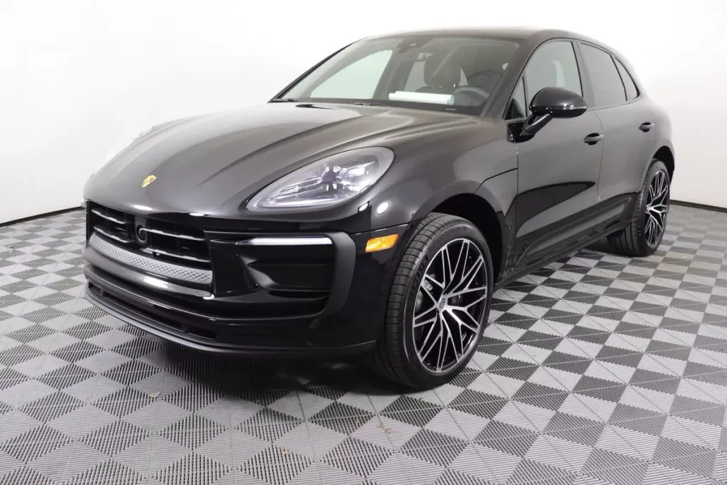 2025 Porsche Macan T photo 1