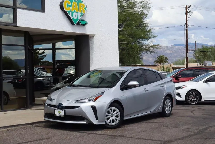 2019 Toyota Prius LE photo 1