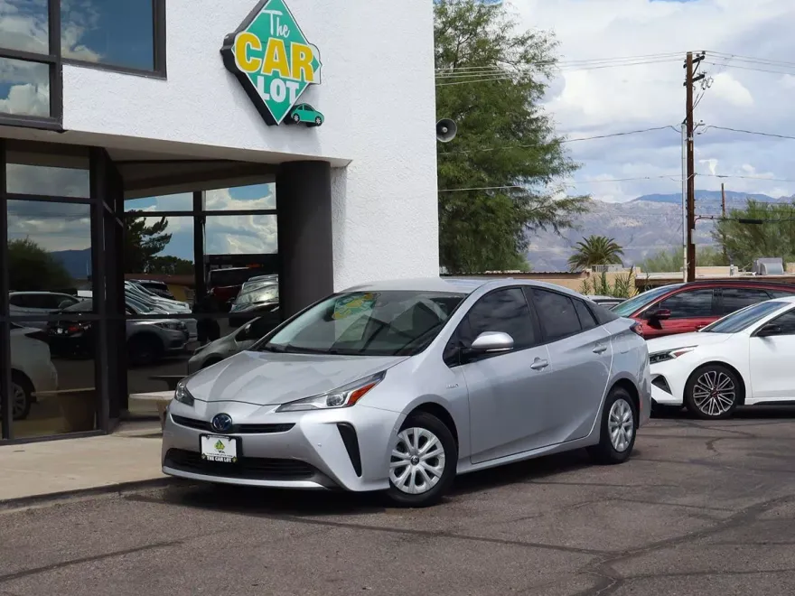2019 Toyota Prius LE photo 1