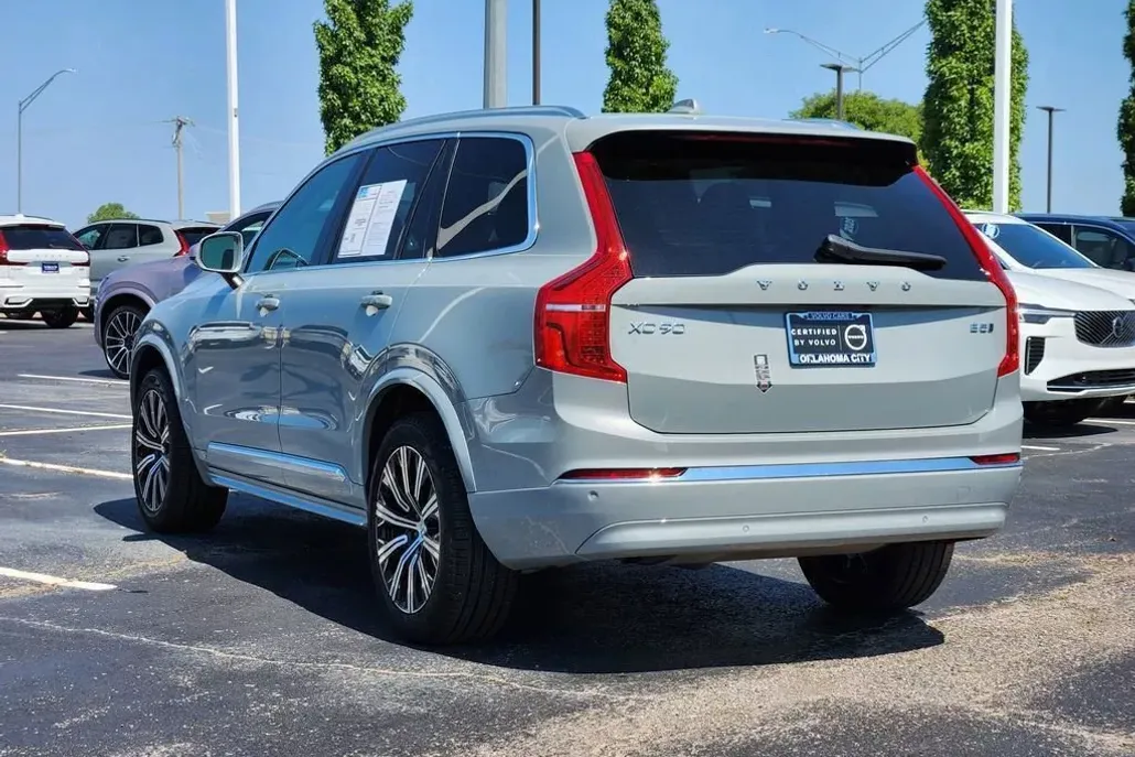 2025 Volvo XC90 Core photo 1