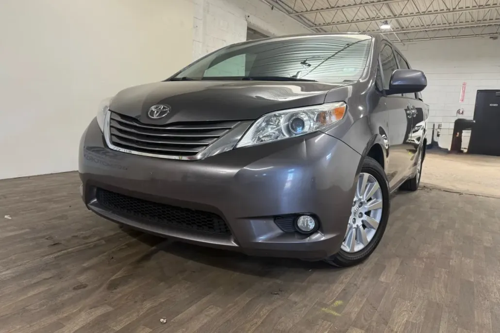 2015 Toyota Sienna XLE photo 1