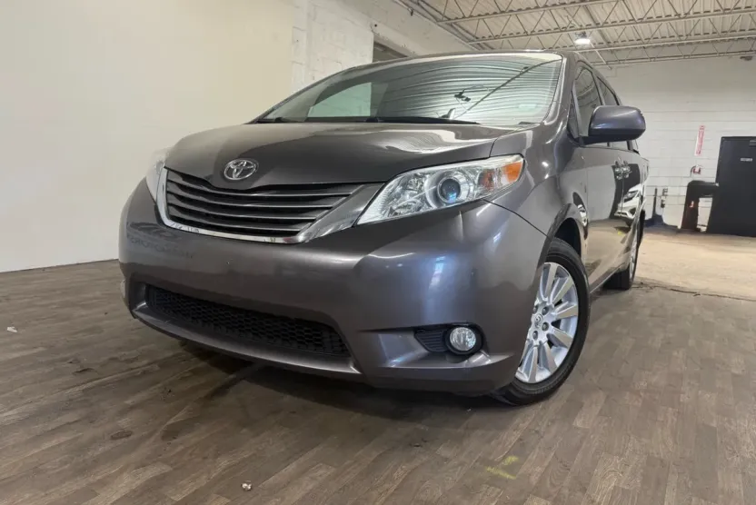 2015 Toyota Sienna XLE photo 1