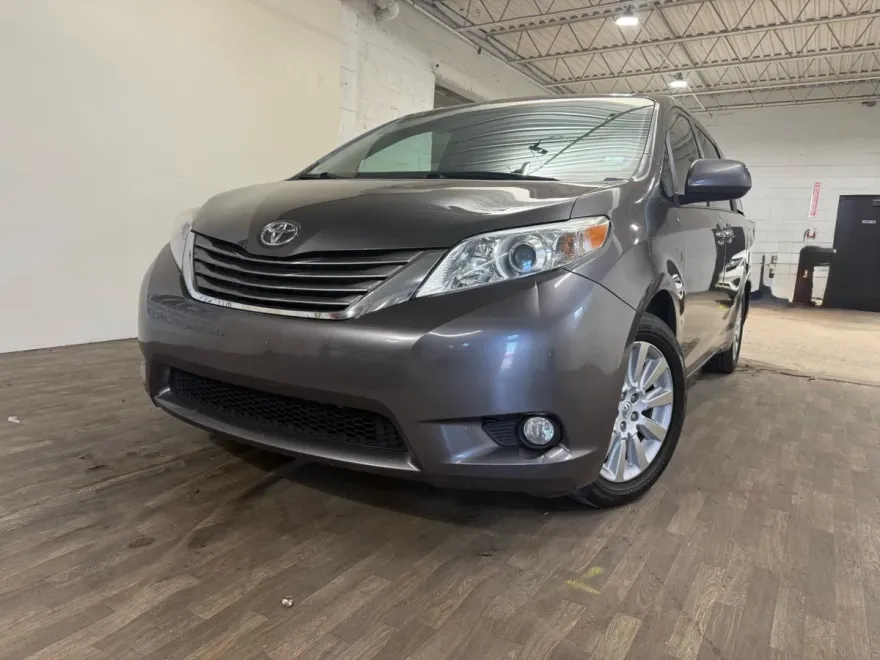 2015 Toyota Sienna XLE photo 1