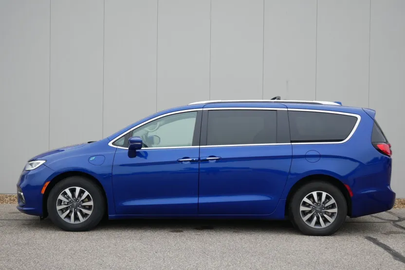 2021 Chrysler Pacifica Hybrid Touring L photo 1