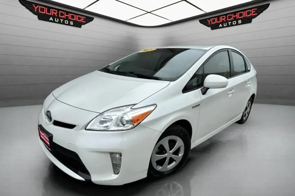 2015 Toyota Prius Two photo 1