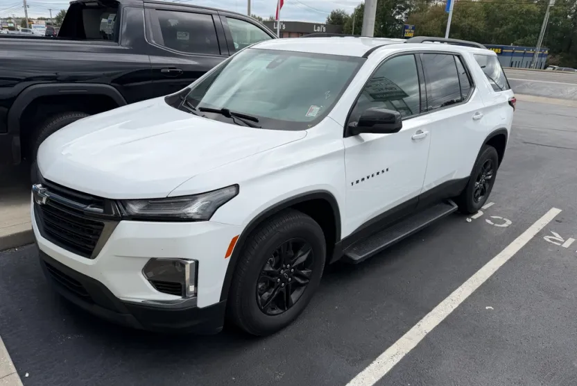 2022 Chevrolet Traverse LS photo 1