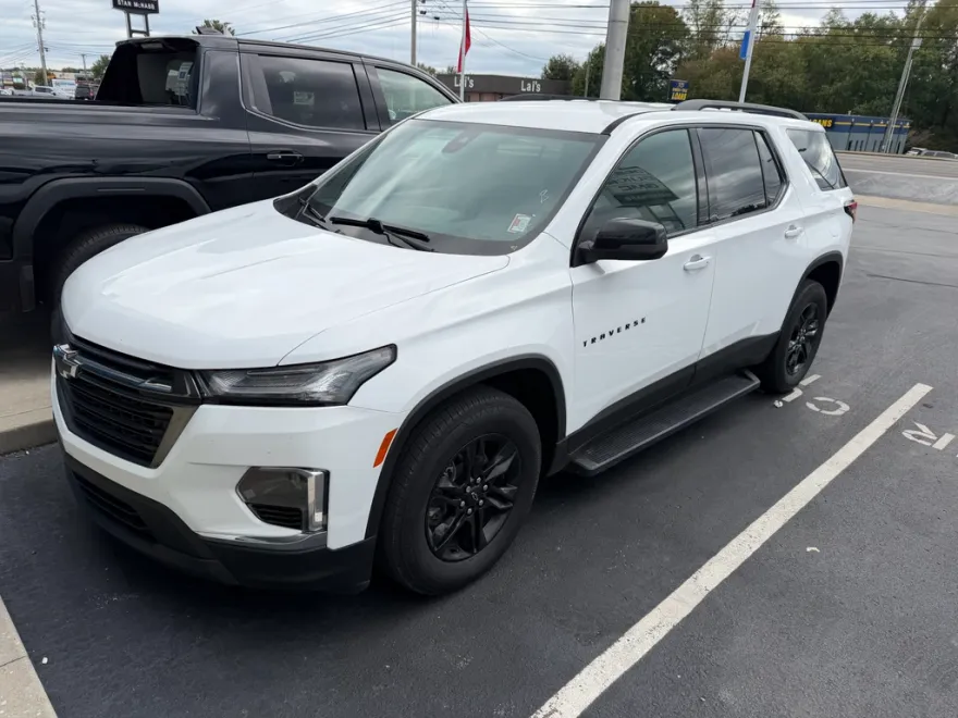 2022 Chevrolet Traverse LS photo 1