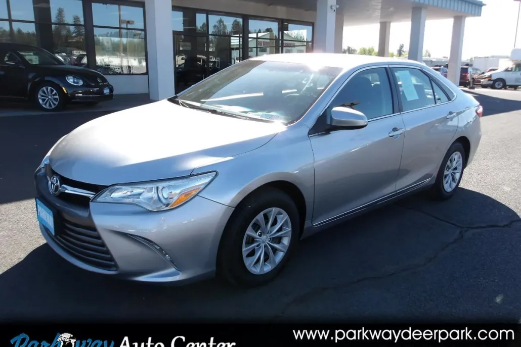 2017 Toyota Camry LE photo 1