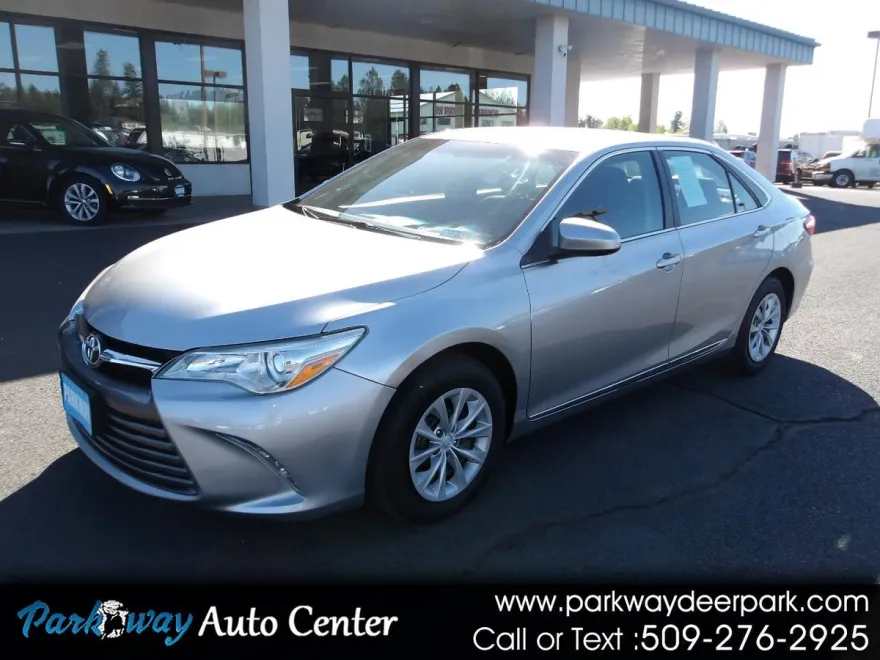 2017 Toyota Camry LE photo 1