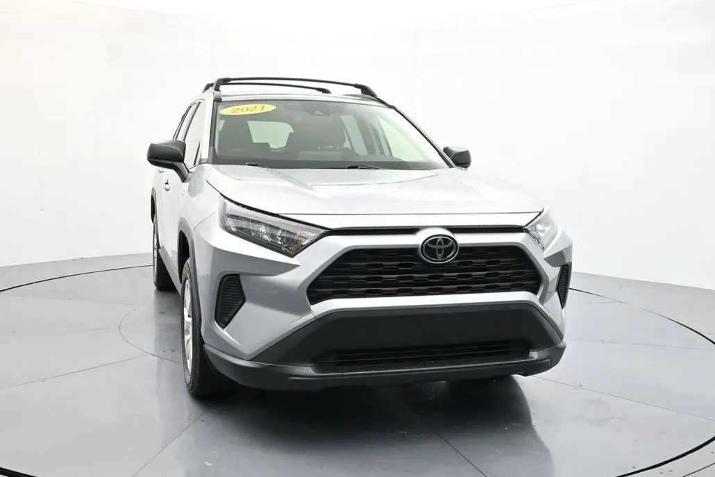 2021 Toyota RAV4 LE photo 1