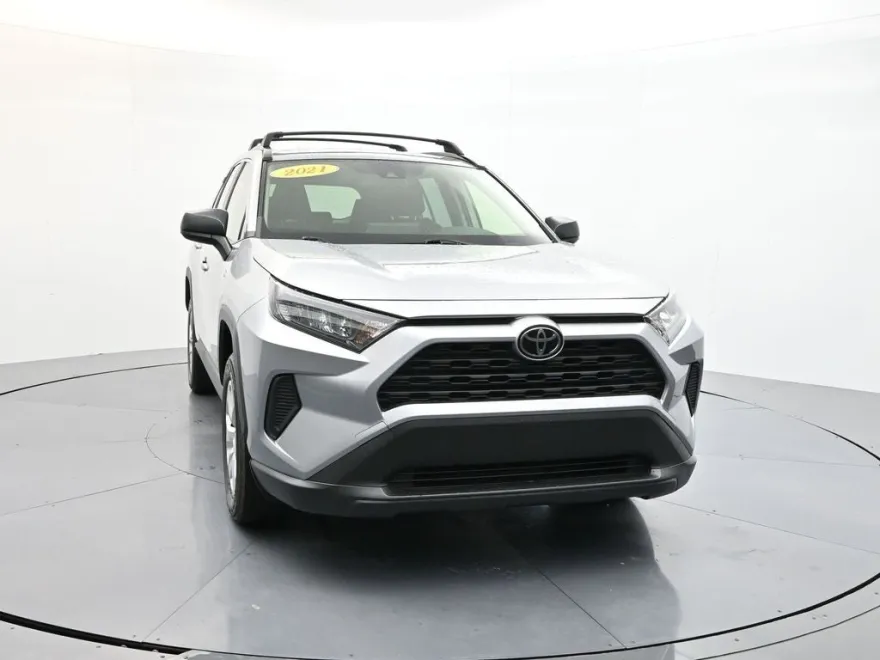 2021 Toyota RAV4 LE photo 1