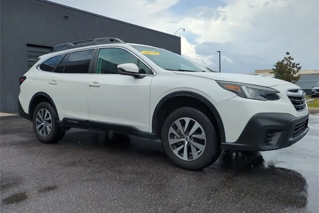 2020 Subaru Outback Premium photo 1