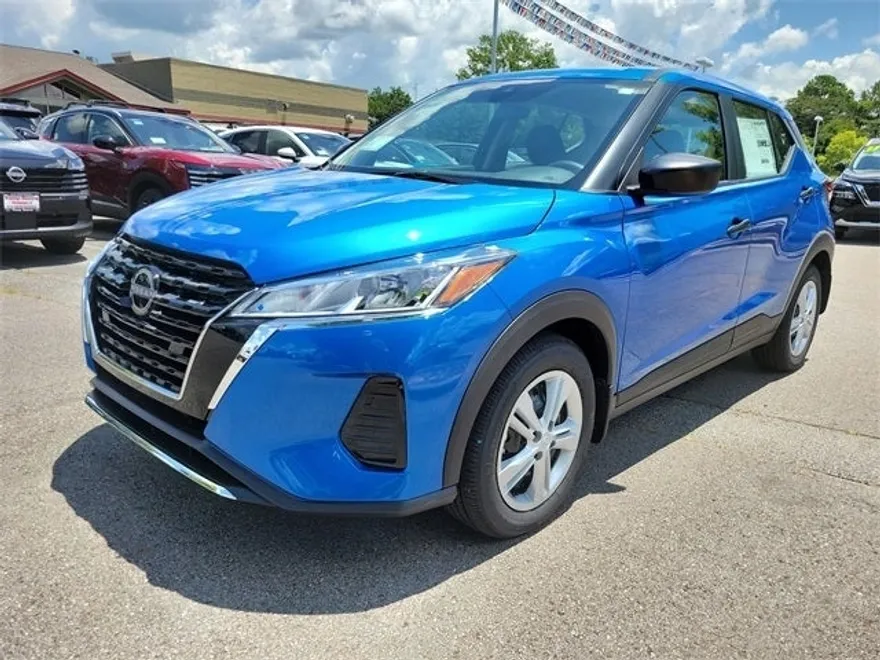 2025 Nissan Kicks Play S photo 1