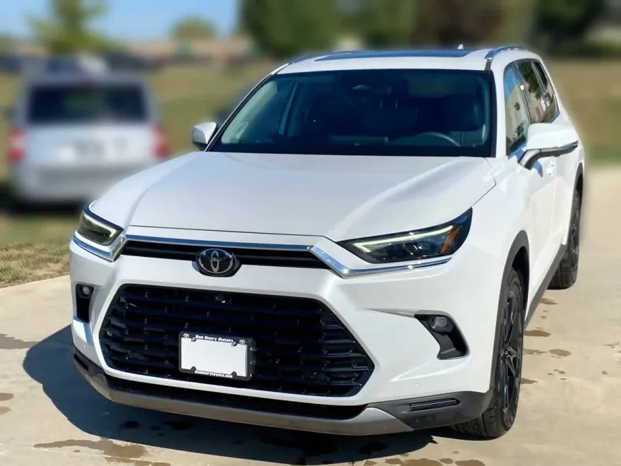 2024 Toyota Highlander Hybrid Limited photo 1