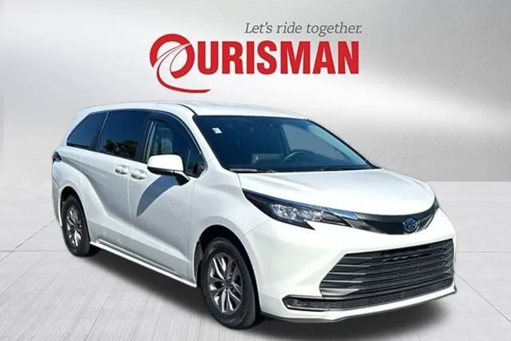2022 Toyota Sienna LE photo 1