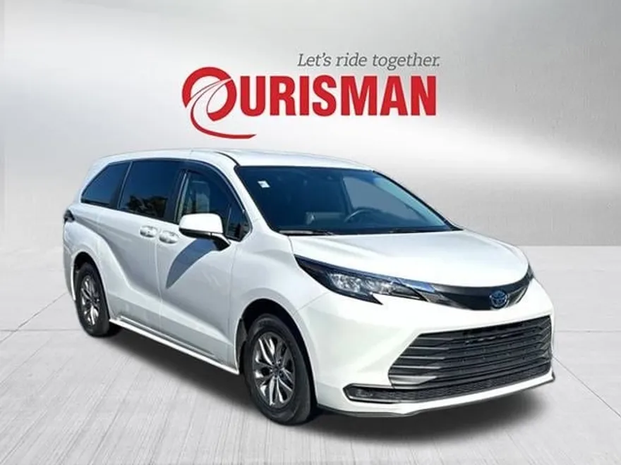 2022 Toyota Sienna LE photo 1