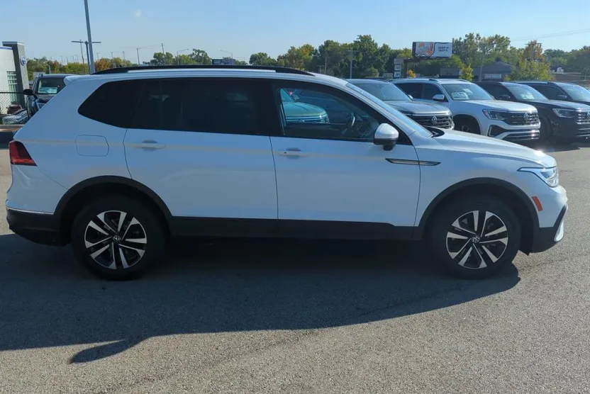 2022 Volkswagen Tiguan S photo 1