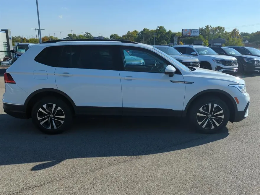 2022 Volkswagen Tiguan S photo 1