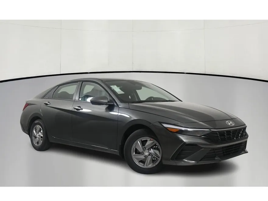 2025 Hyundai Elantra SE photo 1