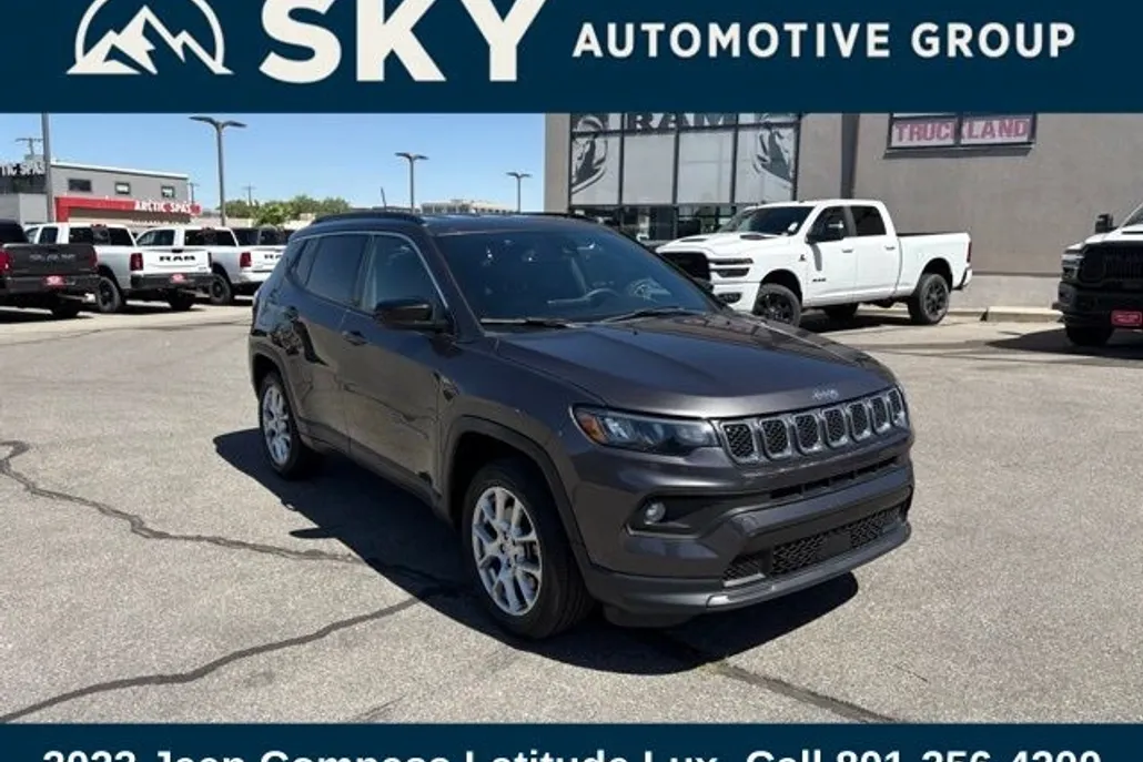 2023 Jeep Compass Latitude Lux photo 1