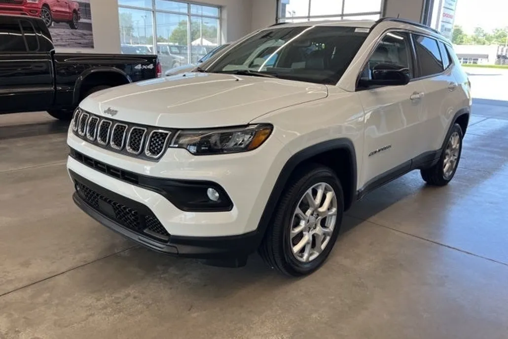 2023 Jeep Compass Latitude Lux photo 1