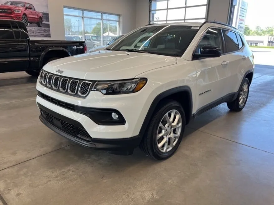 2023 Jeep Compass Latitude Lux photo 1