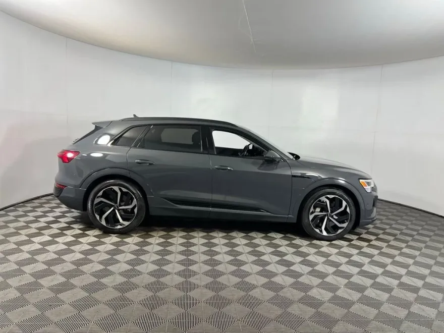 2024 Audi Q8 E-tron Premium Plus photo 1