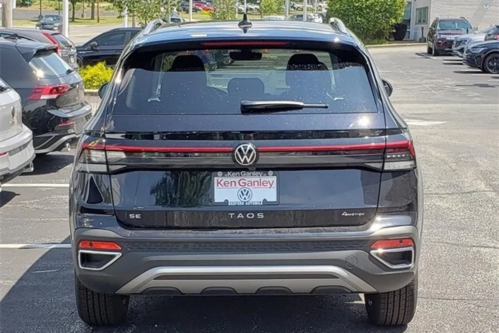2025 Volkswagen Taos SE photo 1