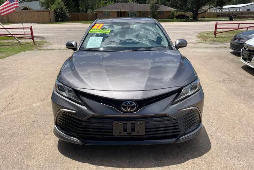 2021 Toyota Camry LE photo 1