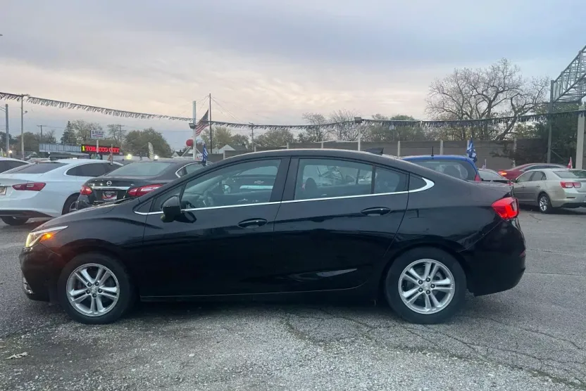 2018 Chevrolet Cruze LT photo 1