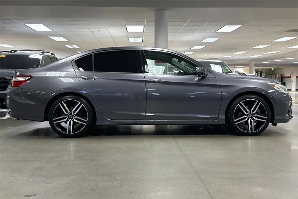 2017 Honda Accord Touring photo 1