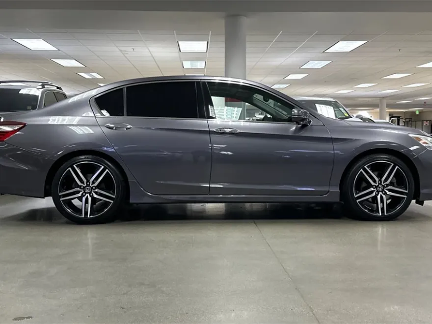 2017 Honda Accord Touring photo 1