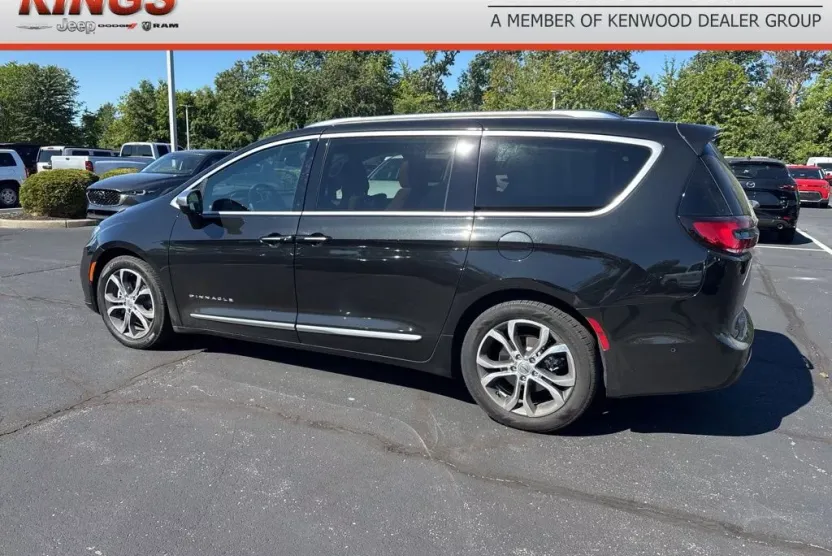 2022 Chrysler Pacifica Pinnacle photo 1