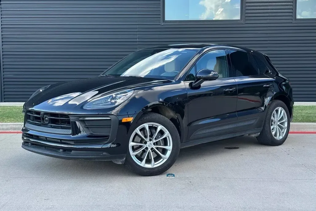 2025 Porsche Macan T photo 1