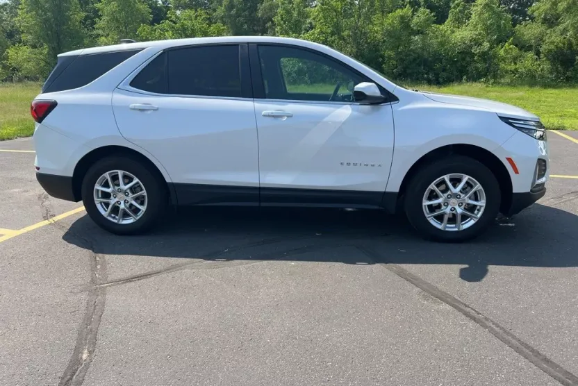 2024 Chevrolet Equinox LT photo 1