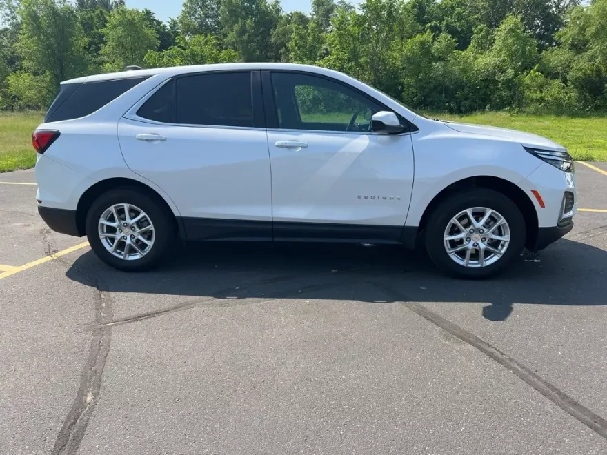 2024 Chevrolet Equinox LT photo 1